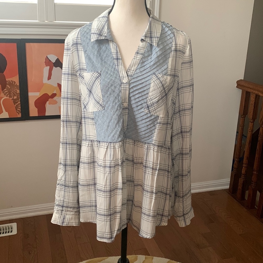NWT, stunning Mystree plaid blouse with pleated details, Sz L